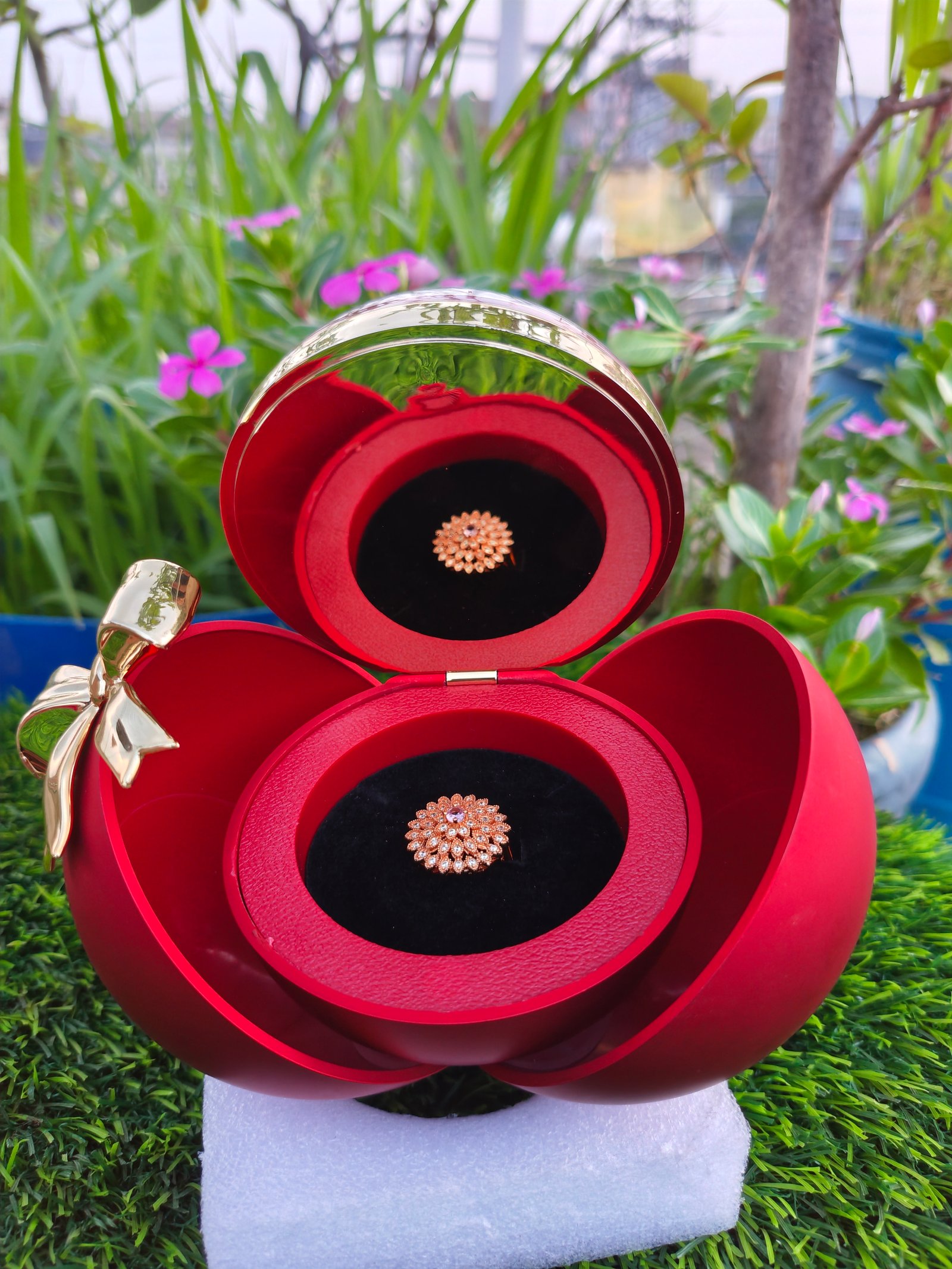 Surprise rose ring box